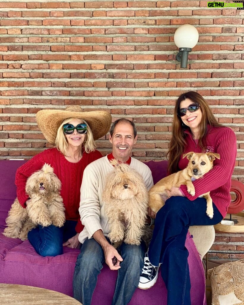Bibiana Fernández Instagram - El día empezó bien, rodeada de gente que admiro nos visitó @carmenlinaresoficial , Doña han venido mis compadres, comida perros 🐶 arte puro ❤️que mas quiero