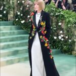 Bibiana Fernández Instagram - Mi top 3, de la met gala @zendaya se ha convertido en imbatible en cualquier evento, hubo muchos trajes espectaculares pero si tenemos en cuenta él dress code y el leitmotiv El jardín del tiempo 🌹#jonhgalliano para @maisonmargiela @thombrowne y @loewe