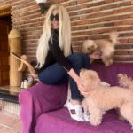 Bibiana Fernández Instagram - El otro día me puse esta peluca, y al ver la foto me acorde de @gattimania a él le dedicó esta canción de #sandro ❤️ con amor