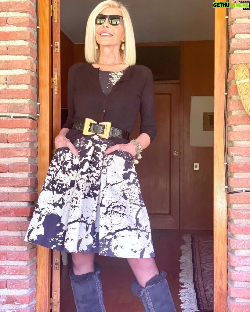 Bibiana Fernández Instagram - Felicidades Pepe, te adoro versión dos luz natural y botas @mou 👗 @oscardelarenta 👠 @giuseppezanotti 🌹y un millón de 💋 con @antoniorossi_oficial