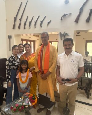 Bidusmita Dash Instagram - At patnagarh palace…congratulated Shri KV Singhdeo for winning the MLA seat in Patnagarh🙏✨