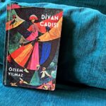Bihter Dinçel Instagram - Bakın bu kitap ömrü hayatımda okuduğum en iyi öykü kitabıdır! Bilenler bilir, okuma konusunda açlığı bitmeyen, merakı tükenmeyen bir okurum ama mesele benim okuma sevgim, aklımda kalanlar değil, mesele benim kıyasım da değil. Duygusal tarafı da hesaba katmayın, zira kendisi - #özlemyılmaz- bin yıllık can dostumdur. Mesele Divanımda oturan, az evvel göz yaşlarımın sağanağında, son kelimlerini güçlükle gözlerimden bıraktığım “Divan Cadısı” kitabının eşsizliği ve şahaneliğidir!!! Zamanlı ve zamansız nasıl olunursa öyle… Evrensel ama okuyan her ölümlünün en iyi bildiği coğrafyadan… Yumuşacık bir dil ama çok sert mevzular… Gülümserken nasıl içeriniz dağlanabilirse, varın siz düşünün, işte öyle… Okuyunuz lütfen! Kitabın arka kapağında “ilk kitap” yazıyor. Nasıl bir ilk kitapmış görün. Yaşatacağı duygulardan mahrum etmeyin kendinizi.🌻 Yedi öykü, “bir” olup kalbimin içine sığındı. “Ömer’in Gözleri” bi şarkı,içinde göz geçen şarkıların en âlâsı… “Yumurtanın Kabuğu” en güzel fotoğraf… “G Noktası, Ruhumun” en sevdiğim günebakan… “Cavidan’ın Atlas Yorganları” kıpkırmızı bir sır… “Fasulye Deneyi” yeşertemediklerime hasretim… “Çapraz Bulmaca” hafızamın küflü elması ve “Divan Cadısı” kadim bi masal gibi, zeytinin asırlık mucizesi gibi dilimin ortasında kalan, kaldıkça içimi yeşerten… Özlem’ce… @sadeceses @everestyayinlari #divancadısı