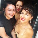 Bihter Dinçel Instagram - 15 yıl evvel kurduğumuz müzik grubumuz jazz mı rap mi olsun diye düşünürken pop müzik kazanmıştır😛😛😎😎💫💫💫 @manolya.sen @rabiasultanduzenli