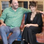 Bihter Dinçel Instagram - En güzeller yerine en neşelilerinden seçtim. Neşeliyken en güzel olmuyor muyuz zaten😏 Ha bi de, buradaki gibi değil vaziyetlerin aslı astarı:) Filmde görürsünüz kim normal, kim anormal🤠 15 Mart’ta sinemalarda👉🏻 #aileçıkmazıfilm @feritaktug @mhrrmtrksvn @ruhisariofficial