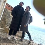 Bihter Dinçel Instagram - Bizi en güzel O görür, Siz’i en güzel ben görürüm… Severim Çok… Doğduğu evin güneşi, büyümeyen koca adamı… Yavrusunun doğduğu evin en kral oyun arkadaşı… Yeni yaşında daha da eski şarkılar bulalım kafayı takacak, en büyük derdimiz bu olsun🎈 Bi de Yağmur Ali’mizin Pokemon Kartları 🐥 İyi ki doğdun sevgili , aşk olsun… @stagedesigner @dincelyagmurali
