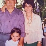 Bihter Dinçel Instagram - Annem, doğum günü de olsa, bayram da olsa bensiz babasına sokulamaz, onu öpemez, onunla fotoğraf çektiremezdi. Anne sevgisi bambaşka amma burada mevzumuz emsalsiz “büyükbaba aşkım” 😏 İşte bu fotoğraf da kanıtı:) İkisini başbaşa makinenin karşısında gördüğüm an kopan kıyametin ardından😂 iyi ki doğdun annecim. Senin için kıyametler koparmasam da sevgim sonsuz❤️