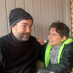 Bihter Dinçel Instagram - Bizi en güzel O görür, Siz’i en güzel ben görürüm… Severim Çok… Doğduğu evin güneşi, büyümeyen koca adamı… Yavrusunun doğduğu evin en kral oyun arkadaşı… Yeni yaşında daha da eski şarkılar bulalım kafayı takacak, en büyük derdimiz bu olsun🎈 Bi de Yağmur Ali’mizin Pokemon Kartları 🐥 İyi ki doğdun sevgili , aşk olsun… @stagedesigner @dincelyagmurali