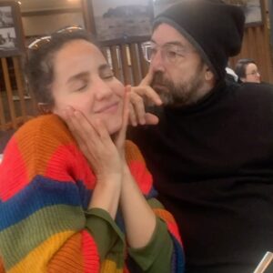 Bihter Dinçel Instagram - Bizi en güzel O görür, Siz’i en güzel ben görürüm… 
Severim
Çok…
Doğduğu evin güneşi, büyümeyen koca adamı…
Yavrusunun doğduğu evin en kral oyun arkadaşı… 
Yeni yaşında daha da eski şarkılar bulalım kafayı takacak, en büyük derdimiz bu olsun🎈
Bi de Yağmur Ali’mizin Pokemon Kartları 🐥
İyi ki doğdun sevgili , aşk olsun…
@stagedesigner 
@dincelyagmurali