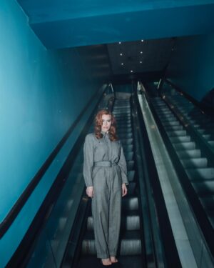 Billie Piper Instagram - Up next on @netflixuk 

#scoop

5th April 

Jumpsuit - Vintage @muglerofficial 
@mon_vintage 
Shoes  @aquazzura 
Earrings  @elhanati_ 

📸 @bella_bradbury