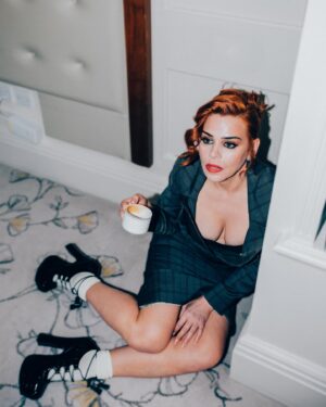 Billie Piper Instagram - Ask Billie for the “SCOOP”

Team:
@dundascomms
@rebeccacorbinmurray
@_nicgoodwin
@monaleannemakeup
@johnmacphersonhair 
@bhambnails 

Press day bts shot by me
