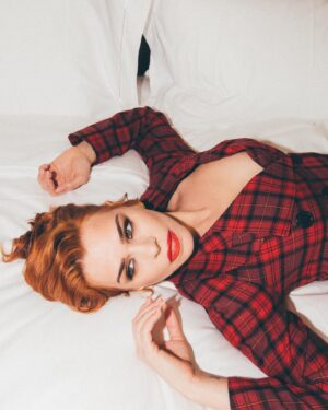 Billie Piper Instagram - Ask Billie for the “SCOOP”

Team:
@dundascomms
@rebeccacorbinmurray
@_nicgoodwin
@monaleannemakeup
@johnmacphersonhair 
@bhambnails 

Press day bts shot by me