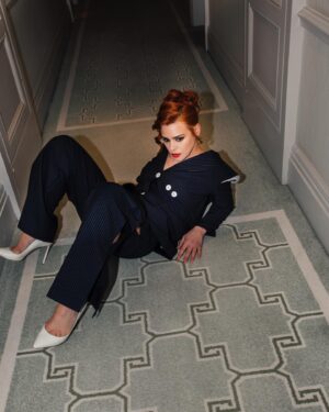 Billie Piper Instagram - Ask Billie for the “SCOOP”

Team:
@dundascomms
@rebeccacorbinmurray
@_nicgoodwin
@monaleannemakeup
@johnmacphersonhair 
@bhambnails 

Press day bts shot by me