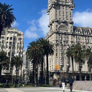 Bimbo Godoy Instagram - Uruguay! Llueve por allá? Extraño Montevideo, quiero volver a girar y seguir frente a Artigas! Nos vemos en octubre en @live.era.sala ❤️ Link en bio nomá!