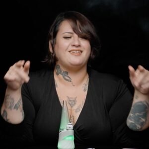 Bimbo Godoy Instagram - 💫Inesperado unboxing de @puffco 💫
Esta gente increíble me ha hecho parte de la comunidad Puffco, en un acto de amorosa generosidad jamás soñada me enviaron el *Puffco peak pro* que te voy a mostrar.
Con él podes tener una experiencia personalizada con el sabor, la intensidad del vapor, la temperatura y el calor que quieras. 
Otra manera (muy hermosa) de consumir cannabis! Lo que estoy dabbeando es una extracción de @weplant.arg , un blend de rosin de bubble hash. 
Una extracción es lo mas puro del cannabis, se obtiene prensando mecánicamente flores, llegas a el alma, sentís aroma y sabor al máximo y no combustionas,  niveles de cannabinoides más altos que en un cogo, usas mucha menos cantidad, distinto pegue, podes chequear en la cuenta de @weplant.arg la data o de tantas personas que generan contenido en la comunidad cannábica y te lo van a explicar mejor. 
Lo que uso para cargar mi puffco y lo llamo lápiz es el Hot Knife de Puffco una herramienta de carga recargable por USB-C con una punta de cerámica que se calienta con solo presionar un botón.

Investiguen el mundo @puffco esta lleno de magia. 💫 Hacen envíos a todo el mundo o le consultan a @thedabgrow 

grabado en  @producciones.fav
realización @lady.rata 
edición @lu.goldberg  Gracias @chelsea_puffco ❤️ gracias @weplant.arg @rock.grower