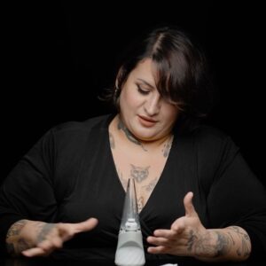 Bimbo Godoy Instagram - 💫Inesperado unboxing de @puffco 💫
Esta gente increíble me ha hecho parte de la comunidad Puffco, en un acto de amorosa generosidad jamás soñada me enviaron el *Puffco peak pro* que te voy a mostrar.
Con él podes tener una experiencia personalizada con el sabor, la intensidad del vapor, la temperatura y el calor que quieras. 
Otra manera (muy hermosa) de consumir cannabis! Lo que estoy dabbeando es una extracción de @weplant.arg , un blend de rosin de bubble hash. 
Una extracción es lo mas puro del cannabis, se obtiene prensando mecánicamente flores, llegas a el alma, sentís aroma y sabor al máximo y no combustionas,  niveles de cannabinoides más altos que en un cogo, usas mucha menos cantidad, distinto pegue, podes chequear en la cuenta de @weplant.arg la data o de tantas personas que generan contenido en la comunidad cannábica y te lo van a explicar mejor. 
Lo que uso para cargar mi puffco y lo llamo lápiz es el Hot Knife de Puffco una herramienta de carga recargable por USB-C con una punta de cerámica que se calienta con solo presionar un botón.

Investiguen el mundo @puffco esta lleno de magia. 💫 Hacen envíos a todo el mundo o le consultan a @thedabgrow 

grabado en  @producciones.fav
realización @lady.rata 
edición @lu.goldberg  Gracias @chelsea_puffco ❤️ gracias @weplant.arg @rock.grower