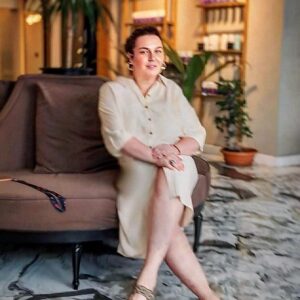 Binnaz Ekren Instagram - Oyuncuların yüzleri ile ilgili çok daha fazla sorumluluk tasidiğina inaniyorum.Yüzümle ilgili güvendigim tek adres #espoint . 40 düşünüp bir hareket eden biri olarak  burada çok rahat ve güvende hissediyorum. Yöneticisi @gmzaltnbs a teşekkür ederim ♥️