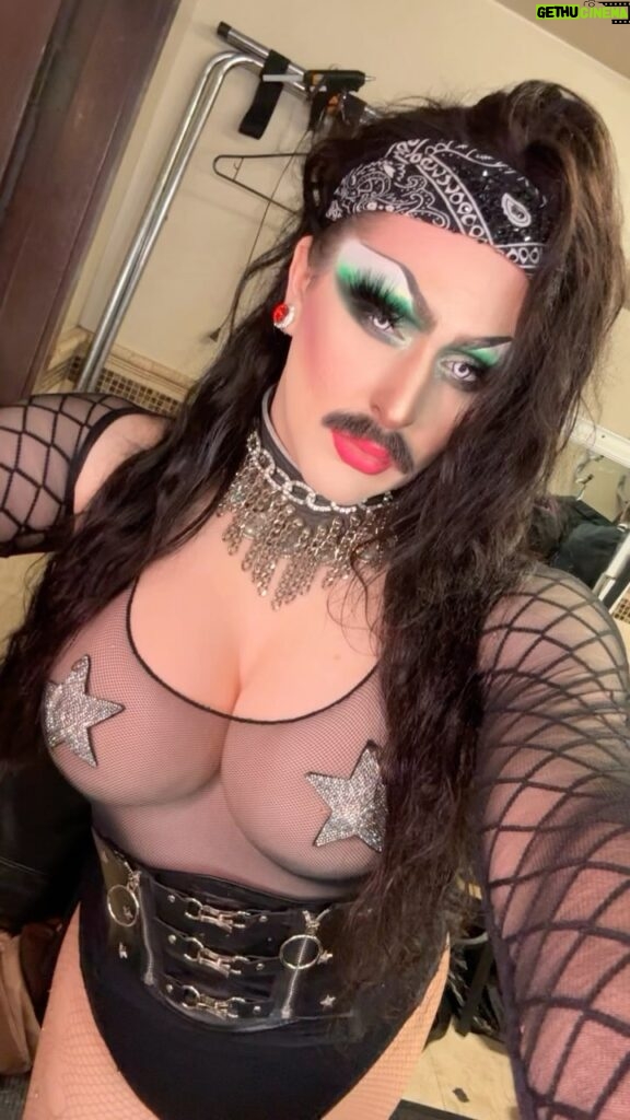 Biqtch Puddin Instagram - Mug ✅ Eyes by @danessamyricksbeauty #colorfix in #wasabi & the #lightworkv palette. Used in tandem with the fabulous @trixiecosmetics x @laganjaestranja #ExtravaGANJA Palette. Highlight/Contour/Blush by @patmcgrathreal. 🫦💕 #Poison #80sScreamQueen #MakeUp