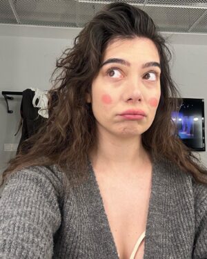 Birsu Demir Instagram - herkes her an  her yerde her zaman her olay her neyse hepsi
uğurlu şeyler ve cebimden çıkan bir konfeti parçasıyla başladı her şey🐽🪷🍎🍬🎟️🩰⭐️