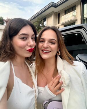 Birsu Demir Instagram - beyaz giyme söz olur
siyah giyme toz olur
gel beraber gezelim 
muradımıza erelim (bu yoktu doğaçlama oldu)