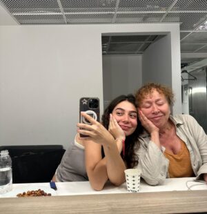 Birsu Demir Instagram - ustaların ustasının ustaları Nezom ve Urazım🩷 arada bir derbederlik, canım kalbim Şeşem🌹 iki tane uyuyan güzel 👸🏻👩🏻‍🦰bolca kan-ter- göz yaşı🔥 iyi ki be dedirtecek kocaman bir ekip işi🌟keşke benim de olsa dediğim Ay’ın lifti 🥲 ve daha bir sürü şey
#asikshakespearegeliyor ❤️‍🔥