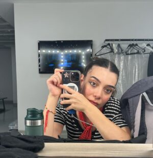 Birsu Demir Instagram - ustaların ustasının ustaları Nezom ve Urazım🩷 arada bir derbederlik, canım kalbim Şeşem🌹 iki tane uyuyan güzel 👸🏻👩🏻‍🦰bolca kan-ter- göz yaşı🔥 iyi ki be dedirtecek kocaman bir ekip işi🌟keşke benim de olsa dediğim Ay’ın lifti 🥲 ve daha bir sürü şey
#asikshakespearegeliyor ❤️‍🔥