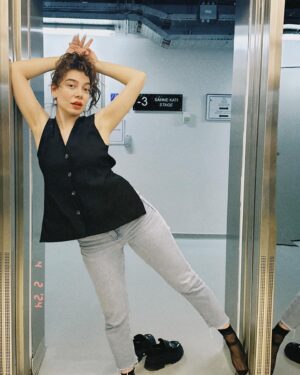 Birsu Demir Instagram - asansörü meşgul ettiğim için özür dilerim