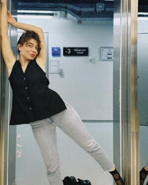 Birsu Demir Instagram - asansörü meşgul ettiğim için özür dilerim