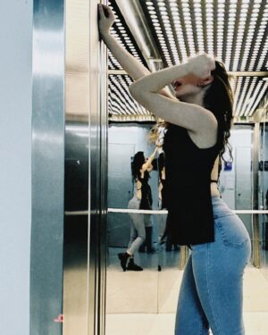 Birsu Demir Instagram - asansörü meşgul ettiğim için özür dilerim