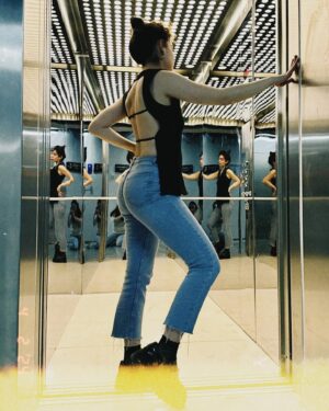Birsu Demir Instagram - asansörü meşgul ettiğim için özür dilerim