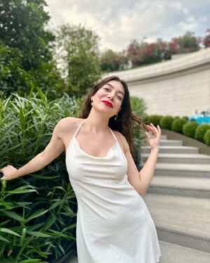 Birsu Demir Instagram - beyaz giyme söz olur
siyah giyme toz olur
gel beraber gezelim 
muradımıza erelim (bu yoktu doğaçlama oldu)