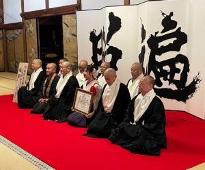 Bisen Aoyagi Instagram - 世界遺産 高野山 
総本山金剛峯寺　宗祖弘法大師御誕生1250年記念大法会
にて作品奉納・奉納揮毫をさせていただきました。

作品は法会期間中、金剛峯寺様にて展示いただきます。

【作品について】

「遍照」ーへんじょうー
あまねく照らす。
胎蔵界の中心の大日如来様から頂戴したお大師様（弘法大師 空海）の象徴となるお名前「 遍  照 」
曼荼羅の象徴であり、森羅万象、そしてお参りいただいた皆さまがお大師様の遍く光に照らされるようにと祈りを込めて書かせていただきました。
同日に奉納いたしましたNFT VR作品「般若心経」は、屏風作品「遍照」と連動しており、それぞれが輝き合いより強い光となり森羅万象のいのちの繋がりを表しています。

私は小さい頃から祖母の影響で、大変ご縁の深かったお大師様のお誕生大法会で書かせていただけるというお話をいただいたとき、飛び上がるほど歓喜しました。
書を勉強している身として、このような素晴らしい機会を頂戴できました事はこの上ない幸せです。
これからもお大師様のご加護のもと書の勉強にいっそう精進いたします。
最後になりましたが、素晴らしい奉納式をいただきました、高野山金剛峯寺様、お声掛け頂きました、神宮寺感應院様に心より御礼申し上げます。　

【高野山でのこと】
奉納前に高野山へ入らせていただき、宿坊にて2泊3日を過ごしました。阿字観や朝のお勤めを体験し、精進食をいただきました。
聖域である奥之院では、朝のお勤めを拝見しました。聖域に入った瞬間に空気の変化を感じ、緊張感がありました。
毎日2万歩近く歩き、様々な場所を巡りました。3日目には少し体の感覚が変わり、身が清められているように感じました。

奉納が決まり、改めて本や映像で高野山について学んでいましたが、今回体験を通して勉強させていただきより理解が深まりました。
今まで何度も高野山へお参りしていますが今回が1番密度の濃い時間となりました。
ご縁に感謝申し上げます。　

奉納式当日は、ご開帳されたお大師様の前で奉納させていただき、屏風の前に立った時には緊張していました。
ただ、筆を持つと体がふっと軽くなり、無心に、そして自然に書くことができました。
書き終わりにお大師様に向かい、頭を深く下げお礼を申し上げると自然と涙が溢れて、はじめての経験に自分でも大変に驚きました。
これからもお大師様の書をしっかりと学ばせていただき、お大師様のご加護のもと書の勉強にいっそう精進いたします。

#高野山　#金剛峯寺 #koyasan #真言宗　#弘法大師　#お大師様 #遍照　#空海　#書道　#席上揮毫 #青柳美扇
