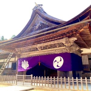 Bisen Aoyagi Instagram - 世界遺産 高野山 
総本山金剛峯寺　宗祖弘法大師御誕生1250年記念大法会
にて作品奉納・奉納揮毫をさせていただきました。

作品は法会期間中、金剛峯寺様にて展示いただきます。

【作品について】

「遍照」ーへんじょうー
あまねく照らす。
胎蔵界の中心の大日如来様から頂戴したお大師様（弘法大師 空海）の象徴となるお名前「 遍  照 」
曼荼羅の象徴であり、森羅万象、そしてお参りいただいた皆さまがお大師様の遍く光に照らされるようにと祈りを込めて書かせていただきました。
同日に奉納いたしましたNFT VR作品「般若心経」は、屏風作品「遍照」と連動しており、それぞれが輝き合いより強い光となり森羅万象のいのちの繋がりを表しています。

私は小さい頃から祖母の影響で、大変ご縁の深かったお大師様のお誕生大法会で書かせていただけるというお話をいただいたとき、飛び上がるほど歓喜しました。
書を勉強している身として、このような素晴らしい機会を頂戴できました事はこの上ない幸せです。
これからもお大師様のご加護のもと書の勉強にいっそう精進いたします。
最後になりましたが、素晴らしい奉納式をいただきました、高野山金剛峯寺様、お声掛け頂きました、神宮寺感應院様に心より御礼申し上げます。　

【高野山でのこと】
奉納前に高野山へ入らせていただき、宿坊にて2泊3日を過ごしました。阿字観や朝のお勤めを体験し、精進食をいただきました。
聖域である奥之院では、朝のお勤めを拝見しました。聖域に入った瞬間に空気の変化を感じ、緊張感がありました。
毎日2万歩近く歩き、様々な場所を巡りました。3日目には少し体の感覚が変わり、身が清められているように感じました。

奉納が決まり、改めて本や映像で高野山について学んでいましたが、今回体験を通して勉強させていただきより理解が深まりました。
今まで何度も高野山へお参りしていますが今回が1番密度の濃い時間となりました。
ご縁に感謝申し上げます。　

奉納式当日は、ご開帳されたお大師様の前で奉納させていただき、屏風の前に立った時には緊張していました。
ただ、筆を持つと体がふっと軽くなり、無心に、そして自然に書くことができました。
書き終わりにお大師様に向かい、頭を深く下げお礼を申し上げると自然と涙が溢れて、はじめての経験に自分でも大変に驚きました。
これからもお大師様の書をしっかりと学ばせていただき、お大師様のご加護のもと書の勉強にいっそう精進いたします。

#高野山　#金剛峯寺 #koyasan #真言宗　#弘法大師　#お大師様 #遍照　#空海　#書道　#席上揮毫 #青柳美扇