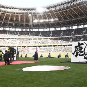 Bisen Aoyagi Instagram - 国立競技場🏆スポーツイベントこけら落とし！

約6万人の観客を前に「天皇杯」JFA 全日本サッカー選手権大会のオープニングアクトを努めさせていただきました！！！

ロゴを担当させていただいた超絶巨大横断幕は、150名がかりでピッチ全体に😮！！！
身に余る光栄に心から感謝します🙏
公式のお写真をいただいたので再アップ^ ^！ー  #天皇杯　#天皇杯決勝  #jfa #青柳美扇　#書道パフォーマンス　#新国立競技場　#国立競技場　#2020 #書初め
#今年の書き初め！

#天皇杯優勝　#天皇杯　#soccer #サッカー　#ヴィッセル神戸　#鹿島アントラーズ