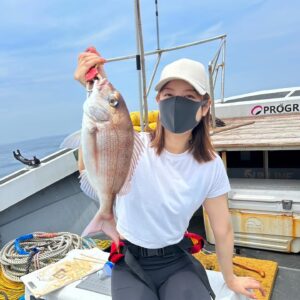 Bisen Aoyagi Instagram - 今年も玄界灘でタイラバ！

タイ4枚、根魚もいっぱい釣れたし、楽しかった🫶
釣りたてのイカを船の上で食べるのは毎年格別です🦑
今日は初めてアオナのお刺身食べたらタイより美味しくて感動した！

また秋に🎣