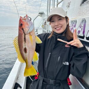 Bisen Aoyagi Instagram - 今年も玄界灘でタイラバ！

タイ4枚、根魚もいっぱい釣れたし、楽しかった🫶
釣りたてのイカを船の上で食べるのは毎年格別です🦑
今日は初めてアオナのお刺身食べたらタイより美味しくて感動した！

また秋に🎣