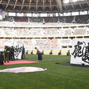 Bisen Aoyagi Instagram - 国立競技場🏆スポーツイベントこけら落とし！

約6万人の観客を前に「天皇杯」JFA 全日本サッカー選手権大会のオープニングアクトを努めさせていただきました！！！

ロゴを担当させていただいた超絶巨大横断幕は、150名がかりでピッチ全体に😮！！！
身に余る光栄に心から感謝します🙏
公式のお写真をいただいたので再アップ^ ^！ー  #天皇杯　#天皇杯決勝  #jfa #青柳美扇　#書道パフォーマンス　#新国立競技場　#国立競技場　#2020 #書初め
#今年の書き初め！

#天皇杯優勝　#天皇杯　#soccer #サッカー　#ヴィッセル神戸　#鹿島アントラーズ