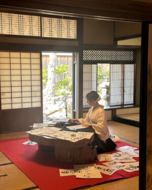 Bisen Aoyagi Instagram - 最近のこと🙋‍♀️

週の半分は東京でのお仕事になってきて、東京にも拠点置きたいと思い中☝️
撮影、取材、ロゴ、作品、パフォーマンスと幅広いご縁に感謝です☺️今月は取材と撮影も沢山でした。

書道パフォーマンス甲子園アンバサダーのお仕事で愛媛へ行ったり、急遽ベトナムへ行ったり、爆裂にお稽古に燃えたりしながら、先日34歳になりました🫶🎂　書を習い始めてから丁度30年になりました。嬉しい！

今年も大好きな書道を全力で楽しみながら私らしく駆け抜けます🫶年齢を重ねてきて、毎年今の自分が1番好きです。
今年も頑張ります🙋‍♀️！

p.s
今年の個展はお休みして、新しい作品制作に励みます✨
またパワーアップするから遊びにきてね！