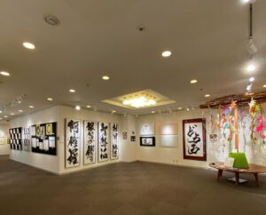 Bisen Aoyagi Instagram - 個展のご案内🌟入場無料🌟

【東京】
●マロニエ通り銀座館ギャラリー
東京都中央区銀座2丁目10番11号11階
銀座駅🚃徒歩3分

●会期
2023年11月2日（木）〜11月5日（日）　4日間
🙆‍♀️在廊予定　11/2.11/4.11/5 
●時間
11:00~18:00
※ 最終日のみ16時45分閉館
・作品展示販売、図録、作品カレンダー、ポストカード等を販売します。

お祝い等、お心遣いは謹んで辞退いたします。
プレゼントや差し入れ等（食べ物含）はご遠慮ください🙏🙇
在廊予定は予告なく変わる場合がございます。

気軽に遊びに来てくださいね！☺️！

リーガロイヤルホテル大阪
リーガロイヤルギャラリー
●会期　　　※大阪終了しております。
2023年9月26日（火）〜10月1日（日）　6日間

#vr #creative #個展　#リーガロイヤルホテル大阪 #銀座 #展覧会　#大阪　#関西
#architecture  #beauty #書道家青柳美扇　#aoyagibisen #青柳美扇 #love #instagood #instadaily #JAPAN#j #japanese #手書き  #calligraphy  #japanesecalligraphy #calligrapher #書道 #書道家 #ink #書道パフォーマンス #美扇筆 #training