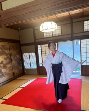 Bisen Aoyagi Instagram - 最近のこと🙋‍♀️

週の半分は東京でのお仕事になってきて、東京にも拠点置きたいと思い中☝️
撮影、取材、ロゴ、作品、パフォーマンスと幅広いご縁に感謝です☺️今月は取材と撮影も沢山でした。

書道パフォーマンス甲子園アンバサダーのお仕事で愛媛へ行ったり、急遽ベトナムへ行ったり、爆裂にお稽古に燃えたりしながら、先日34歳になりました🫶🎂　書を習い始めてから丁度30年になりました。嬉しい！

今年も大好きな書道を全力で楽しみながら私らしく駆け抜けます🫶年齢を重ねてきて、毎年今の自分が1番好きです。
今年も頑張ります🙋‍♀️！

p.s
今年の個展はお休みして、新しい作品制作に励みます✨
またパワーアップするから遊びにきてね！