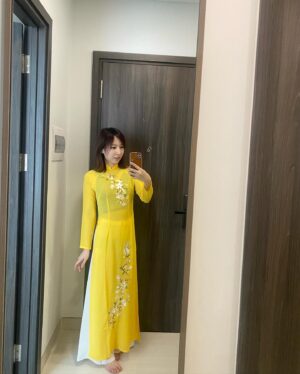 Bisen Aoyagi Instagram - 最近のこと🙋‍♀️

週の半分は東京でのお仕事になってきて、東京にも拠点置きたいと思い中☝️
撮影、取材、ロゴ、作品、パフォーマンスと幅広いご縁に感謝です☺️今月は取材と撮影も沢山でした。

書道パフォーマンス甲子園アンバサダーのお仕事で愛媛へ行ったり、急遽ベトナムへ行ったり、爆裂にお稽古に燃えたりしながら、先日34歳になりました🫶🎂　書を習い始めてから丁度30年になりました。嬉しい！

今年も大好きな書道を全力で楽しみながら私らしく駆け抜けます🫶年齢を重ねてきて、毎年今の自分が1番好きです。
今年も頑張ります🙋‍♀️！

p.s
今年の個展はお休みして、新しい作品制作に励みます✨
またパワーアップするから遊びにきてね！