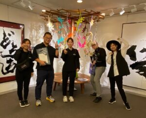 Bisen Aoyagi Instagram - 個展のご案内🌟入場無料🌟

【東京】
●マロニエ通り銀座館ギャラリー
東京都中央区銀座2丁目10番11号11階
銀座駅🚃徒歩3分

●会期
2023年11月2日（木）〜11月5日（日）　4日間
🙆‍♀️在廊予定　11/2.11/4.11/5 
●時間
11:00~18:00
※ 最終日のみ16時45分閉館
・作品展示販売、図録、作品カレンダー、ポストカード等を販売します。

お祝い等、お心遣いは謹んで辞退いたします。
プレゼントや差し入れ等（食べ物含）はご遠慮ください🙏🙇
在廊予定は予告なく変わる場合がございます。

気軽に遊びに来てくださいね！☺️！

リーガロイヤルホテル大阪
リーガロイヤルギャラリー
●会期　　　※大阪終了しております。
2023年9月26日（火）〜10月1日（日）　6日間

#vr #creative #個展　#リーガロイヤルホテル大阪 #銀座 #展覧会　#大阪　#関西
#architecture  #beauty #書道家青柳美扇　#aoyagibisen #青柳美扇 #love #instagood #instadaily #JAPAN#j #japanese #手書き  #calligraphy  #japanesecalligraphy #calligrapher #書道 #書道家 #ink #書道パフォーマンス #美扇筆 #training