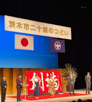 Bisen Aoyagi Instagram - 茨木市「二十歳のつどい」にて、書道パフォーマンスさせていただきました☺️
新成人の皆さん、おめでとうございます！
皆さんは輝く未来へ向かい、新たな一歩を踏み出されました。皆さんの挑戦を心から応援しています📣！

出身地である茨木市の式典で3145名の新成人皆様の門出をお祝いをできましたこと、身に余る光栄です。

２０２４年も私らしく大好きな書道に邁進していきます☺️！
よろしくお願いします。

開式前には、全員で能登半島地震の犠牲者に対して黙祷を捧げました。
地震で犠牲になられた方々に哀悼の意を示します。1日も早い復旧復興をお祈り申し上げます。

 #japan 
#architecture  #beauty #書道家青柳美扇　#aoyagibisen #青柳美扇 #love #instagood #instadaily #JAPAN#j #japanese #手書き  #calligraphy  #japanesecalligraphy #calligrapher #書道 #書道家 #ink #書道パフォーマンス #美扇筆 #茨木市
#おにクル #成人式