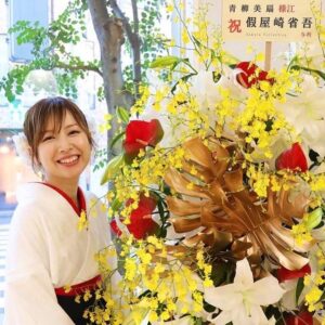 Bisen Aoyagi Instagram - 今年もたくさんのご縁をいただきましてありがとうございました🥰！
明日2023年の書道パフォーマンス納めとなります🌟
毎日大好きな書道ができて本当に幸せです☺️

来春にまた素晴らしいプロジェクトに参加させていただきます🥺！

今年は「書道パフォーマンス甲子園」アンバサダーを2年連続で続けさせていただいたり、JFAサッカー「天皇杯」も5年連続でご縁をいただくなど、新しいご縁だけでなく引き続きのご縁も多く、とても嬉しいです🥰

ご縁に感謝☺️！
個展でもたくさんご来場いただきましてありがとうございました☺️
NHK Eテレ「にほんごであそぼ」にも出演中です🌟みてね！

 #japan 
#architecture  #beauty #書道家青柳美扇　#aoyagibisen #青柳美扇 #love #instagood #instadaily #JAPAN#j #japanese #手書き  #calligraphy  #japanesecalligraphy #calligrapher #書道 #書道家 #ink #書道パフォーマンス #美扇筆 #training