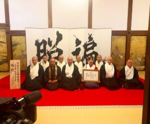 Bisen Aoyagi Instagram - 世界遺産 高野山 
総本山金剛峯寺　宗祖弘法大師御誕生1250年記念大法会
にて作品奉納・奉納揮毫をさせていただきました。

作品は法会期間中、金剛峯寺様にて展示いただきます。

【作品について】

「遍照」ーへんじょうー
あまねく照らす。
胎蔵界の中心の大日如来様から頂戴したお大師様（弘法大師 空海）の象徴となるお名前「 遍  照 」
曼荼羅の象徴であり、森羅万象、そしてお参りいただいた皆さまがお大師様の遍く光に照らされるようにと祈りを込めて書かせていただきました。
同日に奉納いたしましたNFT VR作品「般若心経」は、屏風作品「遍照」と連動しており、それぞれが輝き合いより強い光となり森羅万象のいのちの繋がりを表しています。

私は小さい頃から祖母の影響で、大変ご縁の深かったお大師様のお誕生大法会で書かせていただけるというお話をいただいたとき、飛び上がるほど歓喜しました。
書を勉強している身として、このような素晴らしい機会を頂戴できました事はこの上ない幸せです。
これからもお大師様のご加護のもと書の勉強にいっそう精進いたします。
最後になりましたが、素晴らしい奉納式をいただきました、高野山金剛峯寺様、お声掛け頂きました、神宮寺感應院様に心より御礼申し上げます。　

【高野山でのこと】
奉納前に高野山へ入らせていただき、宿坊にて2泊3日を過ごしました。阿字観や朝のお勤めを体験し、精進食をいただきました。
聖域である奥之院では、朝のお勤めを拝見しました。聖域に入った瞬間に空気の変化を感じ、緊張感がありました。
毎日2万歩近く歩き、様々な場所を巡りました。3日目には少し体の感覚が変わり、身が清められているように感じました。

奉納が決まり、改めて本や映像で高野山について学んでいましたが、今回体験を通して勉強させていただきより理解が深まりました。
今まで何度も高野山へお参りしていますが今回が1番密度の濃い時間となりました。
ご縁に感謝申し上げます。　

奉納式当日は、ご開帳されたお大師様の前で奉納させていただき、屏風の前に立った時には緊張していました。
ただ、筆を持つと体がふっと軽くなり、無心に、そして自然に書くことができました。
書き終わりにお大師様に向かい、頭を深く下げお礼を申し上げると自然と涙が溢れて、はじめての経験に自分でも大変に驚きました。
これからもお大師様の書をしっかりと学ばせていただき、お大師様のご加護のもと書の勉強にいっそう精進いたします。

#高野山　#金剛峯寺 #koyasan #真言宗　#弘法大師　#お大師様 #遍照　#空海　#書道　#席上揮毫 #青柳美扇