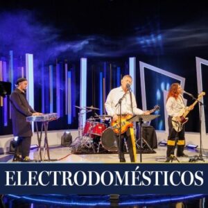 Blanca Lewin Instagram - ¡@loselectro en Hora 25!📺🎶

En nuestro escenario tocaron "Después de Muerto", "Detrás del Alma" y "El Viento Escapó".

📲 Revive los mejores momentos del programa en nuestro canal de Youtube NTV Chile, @tvnplaycl y tvn.cl/ntv

📡 No te pierdas #Hora25NTV con @blancalewin, todos los miércoles a las 22:30 horas por las pantallas de @ntvchile, y el sábado por @tvn cerca de la medianoche.

#Hora25TVN #blancalewin #musica #cultura #teatro #entretenimiento #cine #Televisión