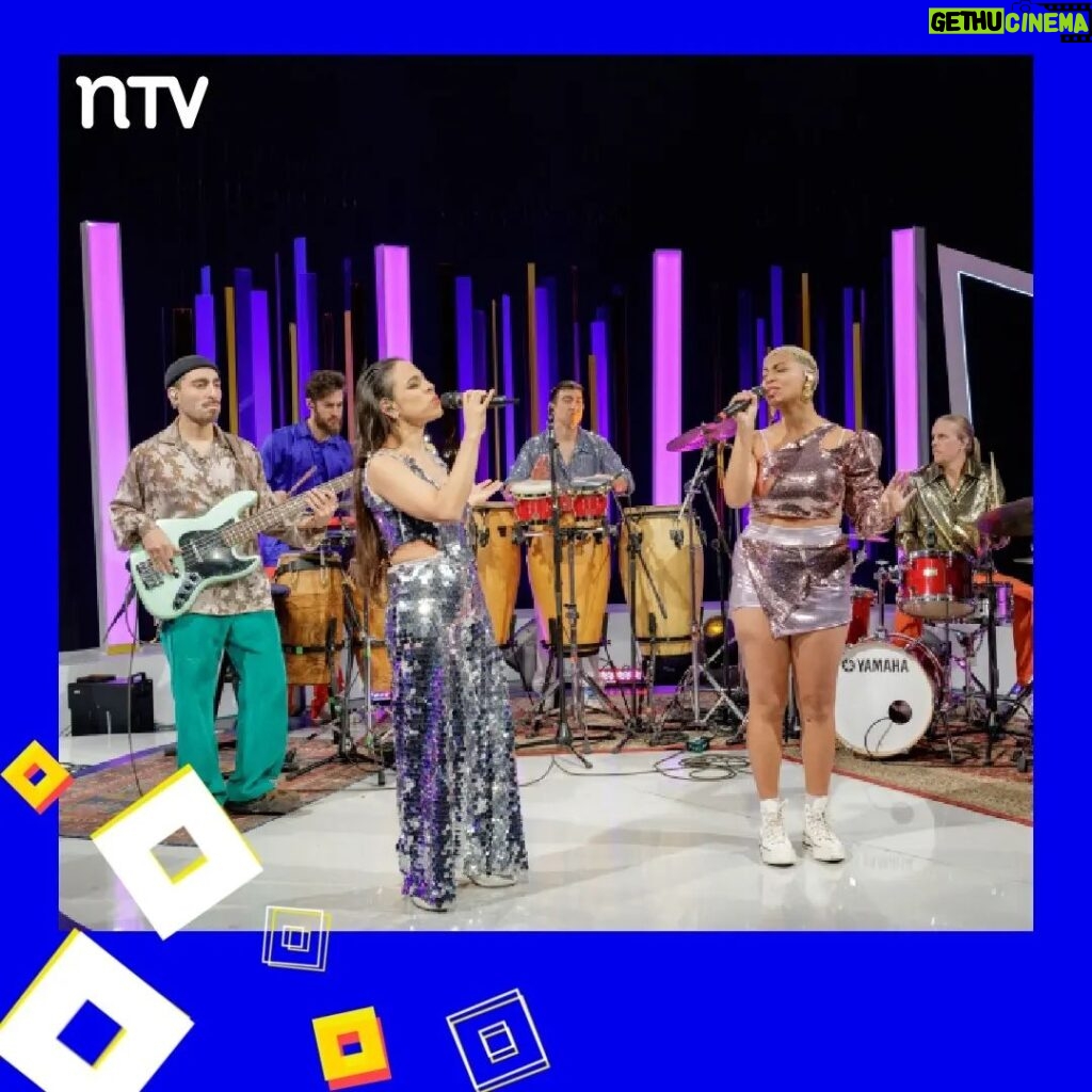 Blanca Lewin Instagram - 🎬 ¡Vivimos nuevo capítulo de Hora 25! 📺 Hoy @blancalewin nos invitó a un programa lleno de cultura y entretenimiento. En nuestro set, vibramos al ritmo de la música de @newenafrobeat. Además, revisamos un imperdible ranking del Rock Chileno con @gonzalo_planet en nuestra sección musical. Y eso no es todo, también nos sumergimos en la intrigante obra "¿Estás ahí, Yin?" con @marceloalonsoactor y @mikcleelafond. 📌 Recuerda sintonizar #Hora25NTV con @blancalewin, todos los miércoles a las 22:30 horas por @ntvchile, y el sábado cerca de la medianoche por @tvn.