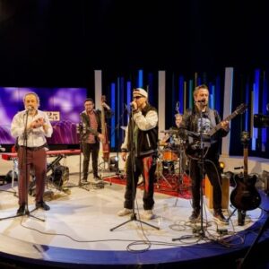 Blanca Lewin Instagram - ¡Daniel Muñoz & Los Marujos junto a Martín Acertijo en Hora 25! 📺🎶

@oficialdanielmunoz con los @losmarujosoficial y @martin.acertijo interpretaron "La Olla Común" en nuestro set.

📲 Revive los mejores momentos del programa en nuestro canal de Youtube NTV Chile, @tvnplaycl y tvn.cl/ntv

📡 No te pierdas #Hora25NTV con @blancalewin, todos los miércoles a las 22:00 horas por las pantallas de @ntvchile, y el sábado por @tvn cerca de la medianoche.

#Hora25TVN #blancalewin #musica #cueca #cultura #teatro #entretenimiento #cine #televisión