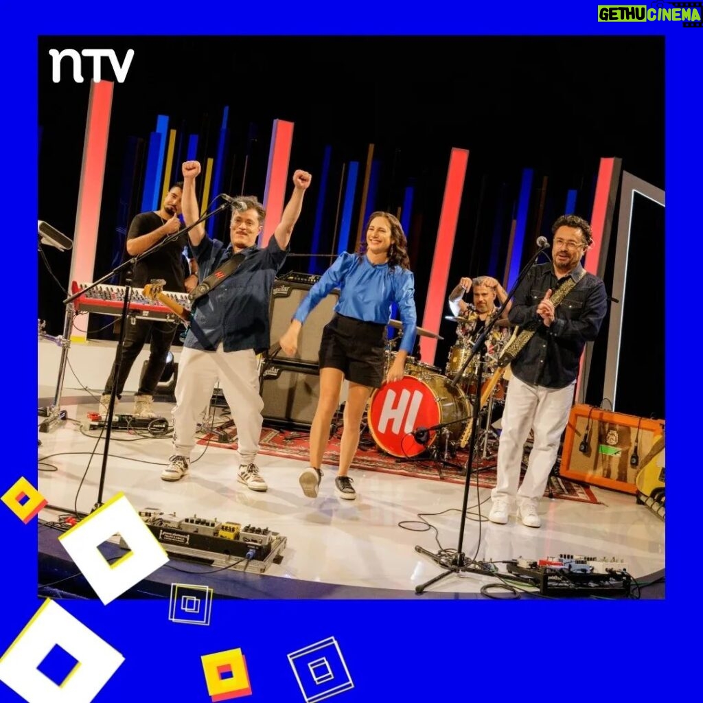 Blanca Lewin Instagram - ¡Aplausos para un nuevo episodio de #Hora25! Con toda la música, ritmo y talento de los Hermanos Ilabaca (@hermanos_ilabaca) en #Hora25NTV junto a @blancalewin!📺 Además, de las entretenidas las columnas de @gonzalo_planet y @yashirazhizmeri y disfrutamos en el escenario de #Hora25 de la presentación de danza de la Escuela del @municipaldesantiago. 📌 Todo en un nuevo capítulo de #Hora25NTV con la conducción de @blancalewin y que ya está disponible en nuestro sitio oficial de NTV y en nuestro canal de Youtube NTV_Chile. #Hora25TVN #blancalewin #musica #danza #cultura #teatro #entretenimiento #cine #televisión