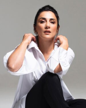 Boncuk Yilmaz Instagram - 🤍 📷: @balkanerkan  @babinacreative 💋@mesut.ozuzun 👗 @irmakozdener @rabiasultanduzenli