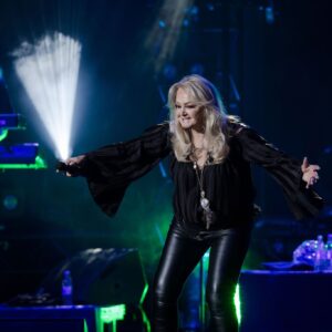 Bonnie Tyler Instagram - What an amazing start to the tour! Thank you everybody who came to the show at @admiralspalast.berlin last night 💜

📷: Frank Hoensch/Redferns
#BonnieTylerLive